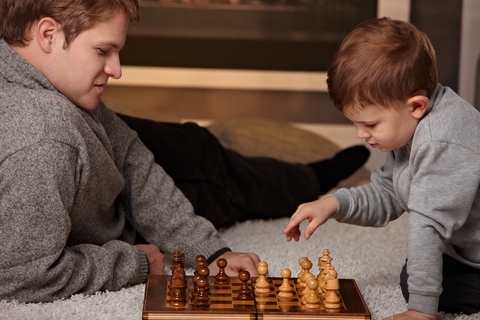 Far och son spelar schack Far och son spelar schack